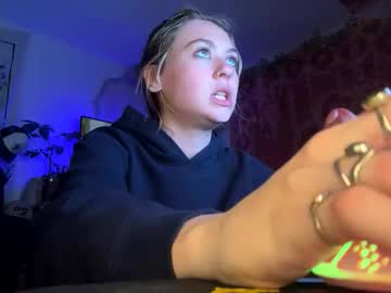 Thumbnail of peachesncreampiezz - girl live cam