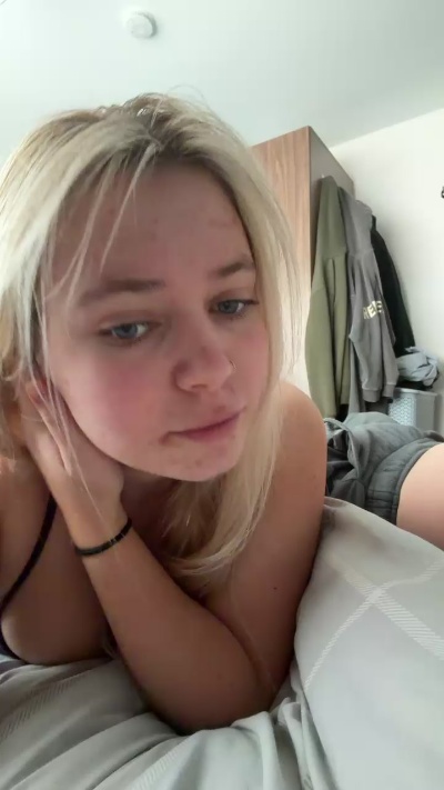 Thumbnail of BlondieJ - CAM4 live cam