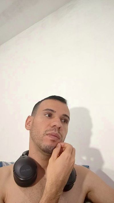 Thumbnail of Gabriel_vale98 - CAM4 live cam
