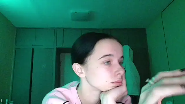 Stripchat cam girl Emilia_Light