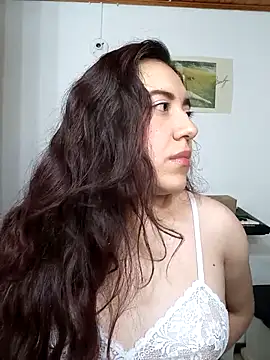 Stripchat cam girl Emi_chik