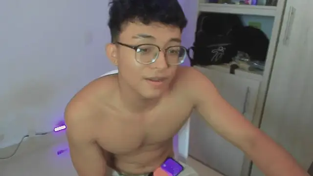 Stripchat cam girl klevin_np