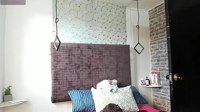 Stripchat cam girl emily-coral