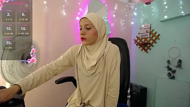 Stripchat cam girl Halima-Maalouf