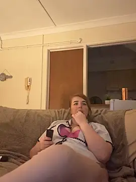 Stripchat cam girl CutieCurvyGirlxo