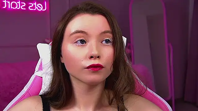 Stripchat cam girl KeiraAsti