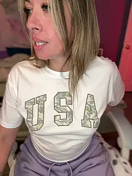 Stripchat cam girl MiraKisss