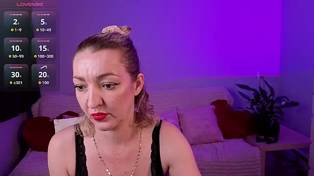 Stripchat cam girl ScarletBloo