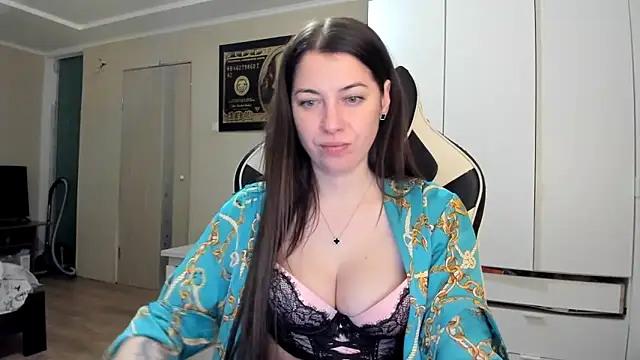 Stripchat cam girl EmiLovsi