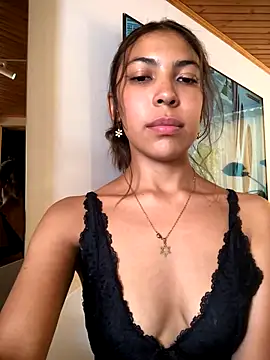 Stripchat cam girl Martinaa_19