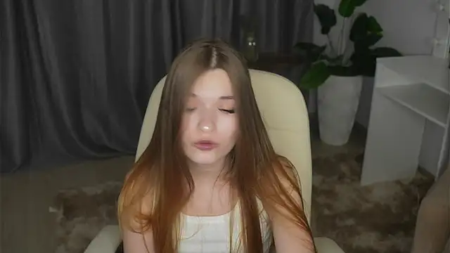 Stripchat cam girl EmmalineKearl