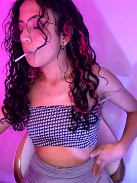 Stripchat cam girl chiqui_moon