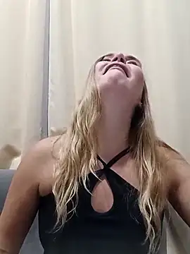 Stripchat cam girl KisaVixen