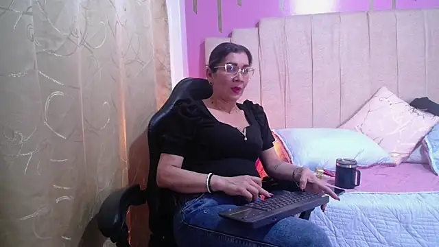 Stripchat cam girl SexyLaddy__