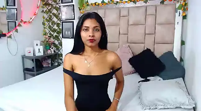 Stripchat cam girl thamarasehein