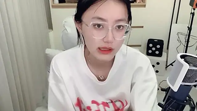 Stripchat cam girl Naiyi-Baby