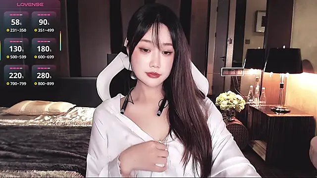 Stripchat cam girl Alice-777