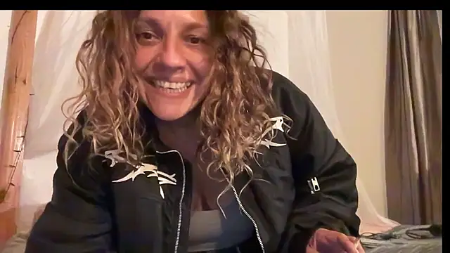 Stripchat cam girl ShakiraLuxorinee