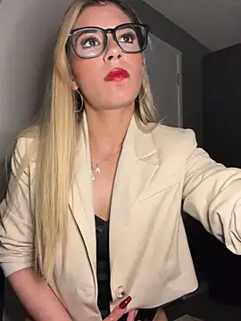 Stripchat cam girl PetiteCaramelRoxanne_XX