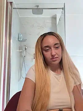 Stripchat cam girl BlondBellaxxx