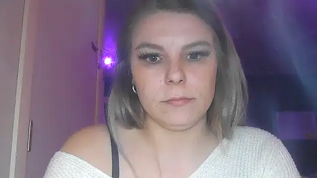 Stripchat cam girl PetiteB_Official