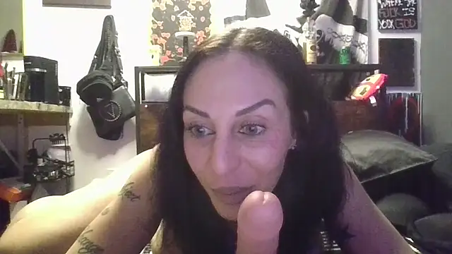 Stripchat cam girl inkdhollow1