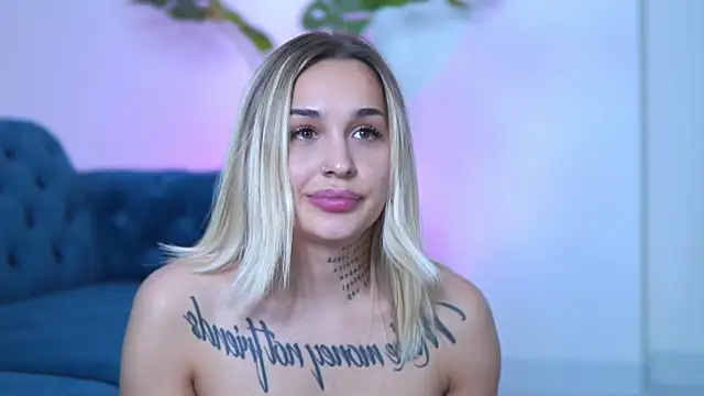 Stripchat cam girl Ammylicious_Doll