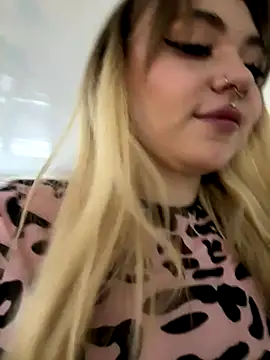 Stripchat cam girl LunaMillie