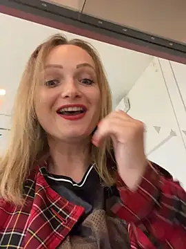 Stripchat cam girl SneakyDomina_Tattii