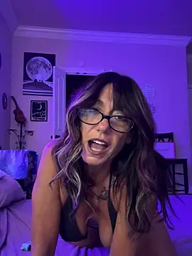 Stripchat cam girl Raventhemilf