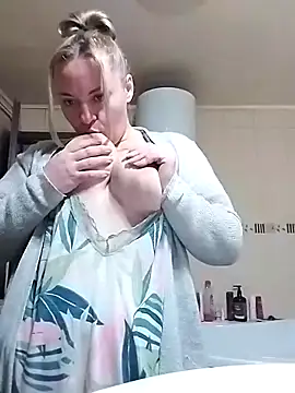 Stripchat cam girl Mommygetnaughty