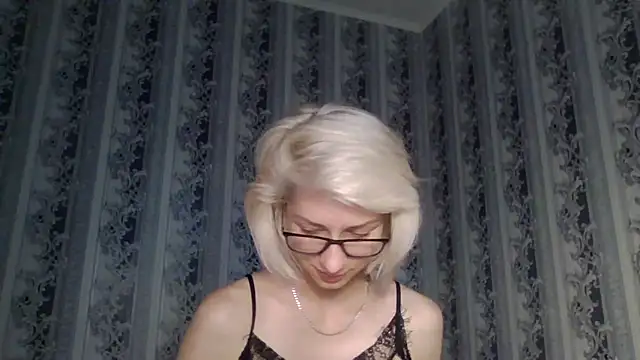 Stripchat cam girl BlondeWow