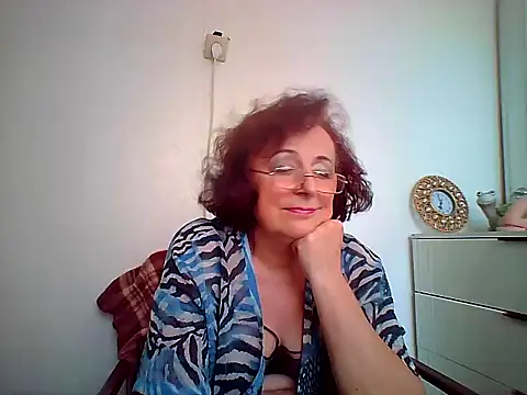 Stripchat cam girl Julia5439