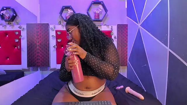 Stripchat cam girl NaomiiHill