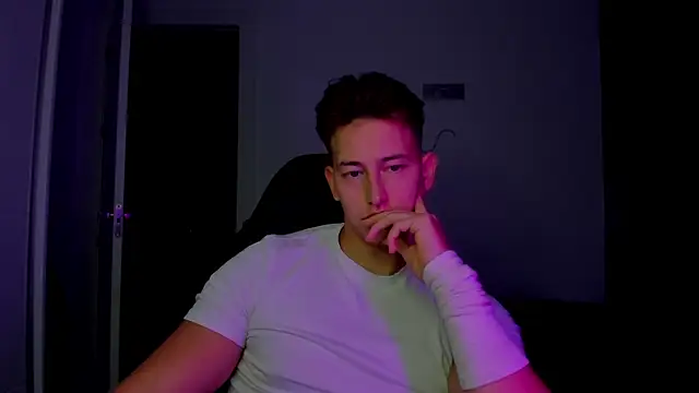 Stripchat cam girl find0m_master