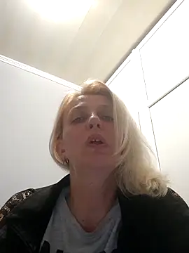 Thumbnail of MiaLove183 - Stripchat live cam