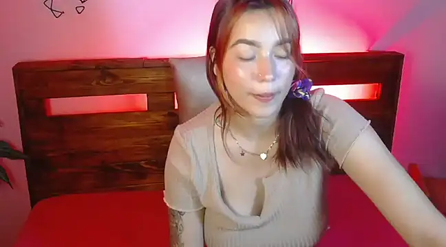 Stripchat cam girl MiaRedhead