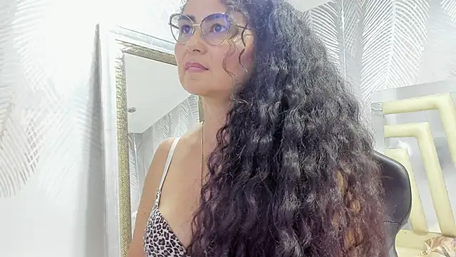 Stripchat cam girl MiaMaturee