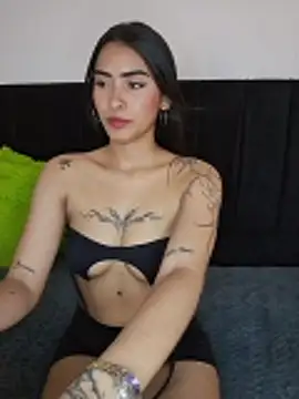 Thumbnail of Ravena_em_ - Stripchat live cam