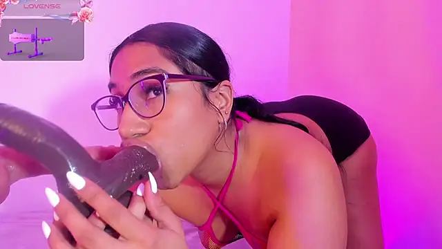 Stripchat cam girl EMILYY_WALKER