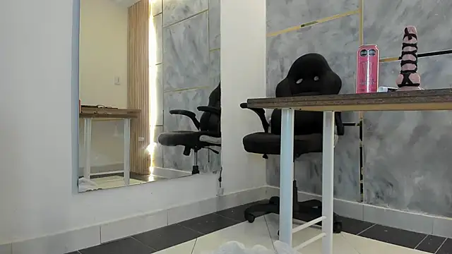 Stripchat cam girl Raben_Enigma