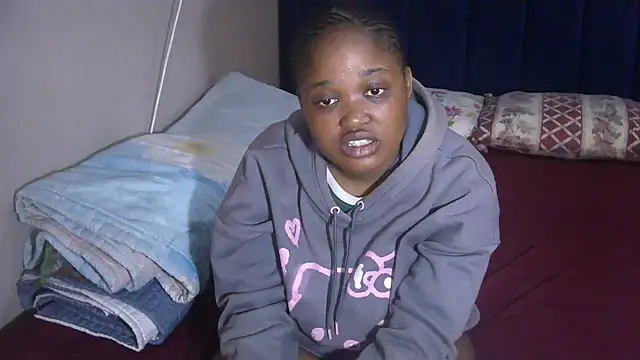 Stripchat cam girl QUEENSHYNESS