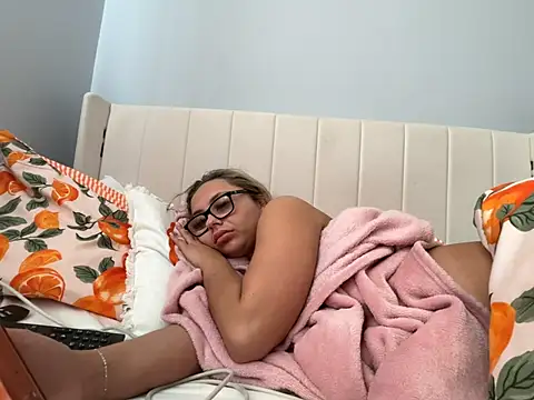 Thumbnail of petitelucyXoxx - Stripchat live cam