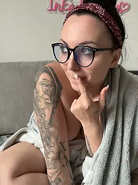 Stripchat cam girl InkedCurly_L