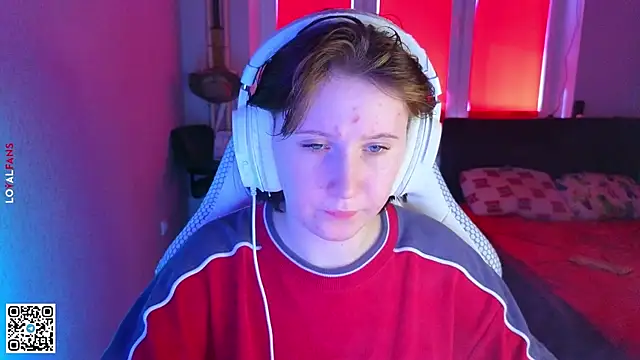 Stripchat cam girl mon_lola