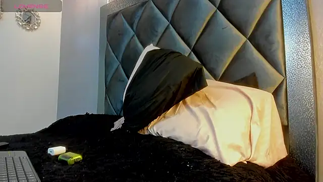 Stripchat cam girl HeellBoy_