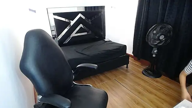 Stripchat cam girl MarianaRojas_