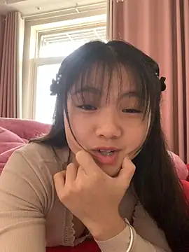 Stripchat cam girl Emlyly-18