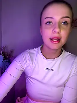 Stripchat cam girl KiraMiravi