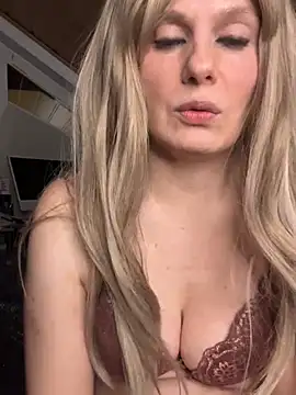 Stripchat cam girl KiraKiss6